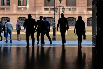 Tasa de desocupación en Chile disminuye al 8,0% según INE