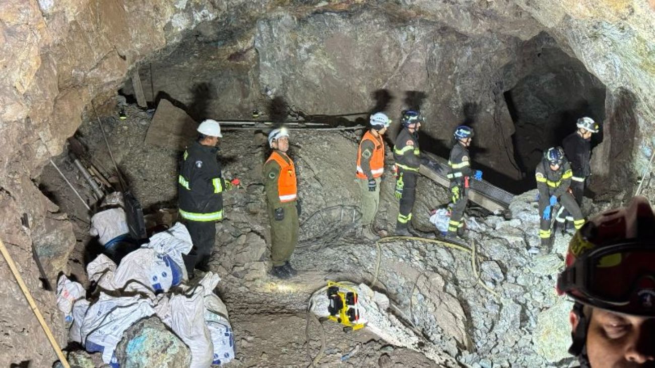 Tragedia en mina de Copiapó: rescatan cuerpos de pirquineros fallecidos Tragedia en mina de Copiapó: rescatan cuerpos de pirquineros fallecidos