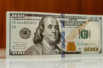 Fortaleza del peso mexicano frente al dólar tras aplazamiento de aranceles