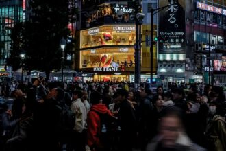 Venta masiva de acciones golpea Asia: fortalecimiento del dólar y caída en rendimientos