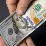 Dólar cae en Chile tras baja inflación en EE.UU. y recuperación en América Latina