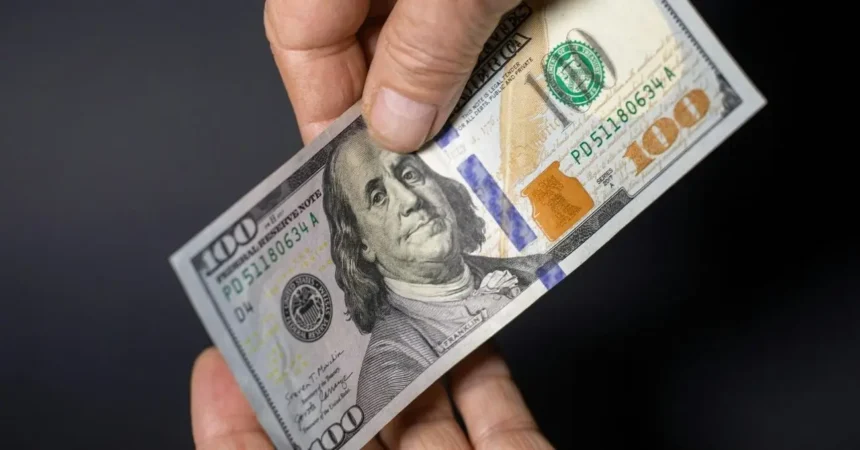 Dólar cae en Chile tras baja inflación en EE.UU. y recuperación en América Latina
