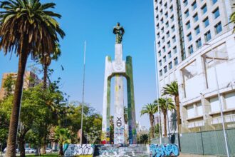 Ataque violento al Monumento a los Mártires de Carabineros en Santiago
