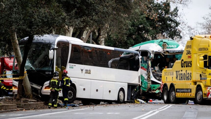 Choque entre autobuses en Barcelona deja 50 heridos, 4 críticos: detalles y reacciones