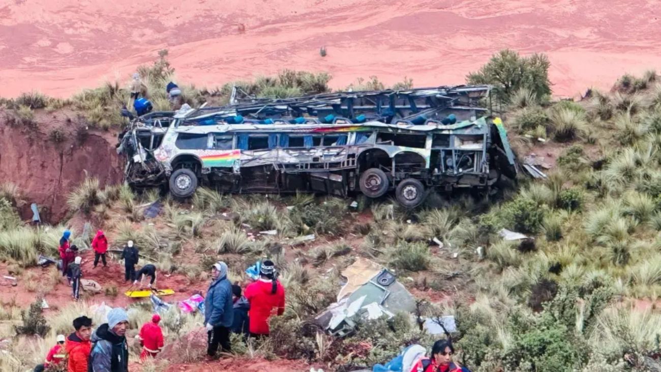 Tragedia mortal en Bolivia: 25 fallecidos tras desbarrancamiento en Potosí Tragedia mortal en Bolivia: 25 fallecidos tras desbarrancamiento en Potosí