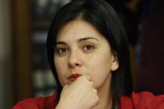 Karol Cariola se declara "tranquila" tras allanamiento en su casa