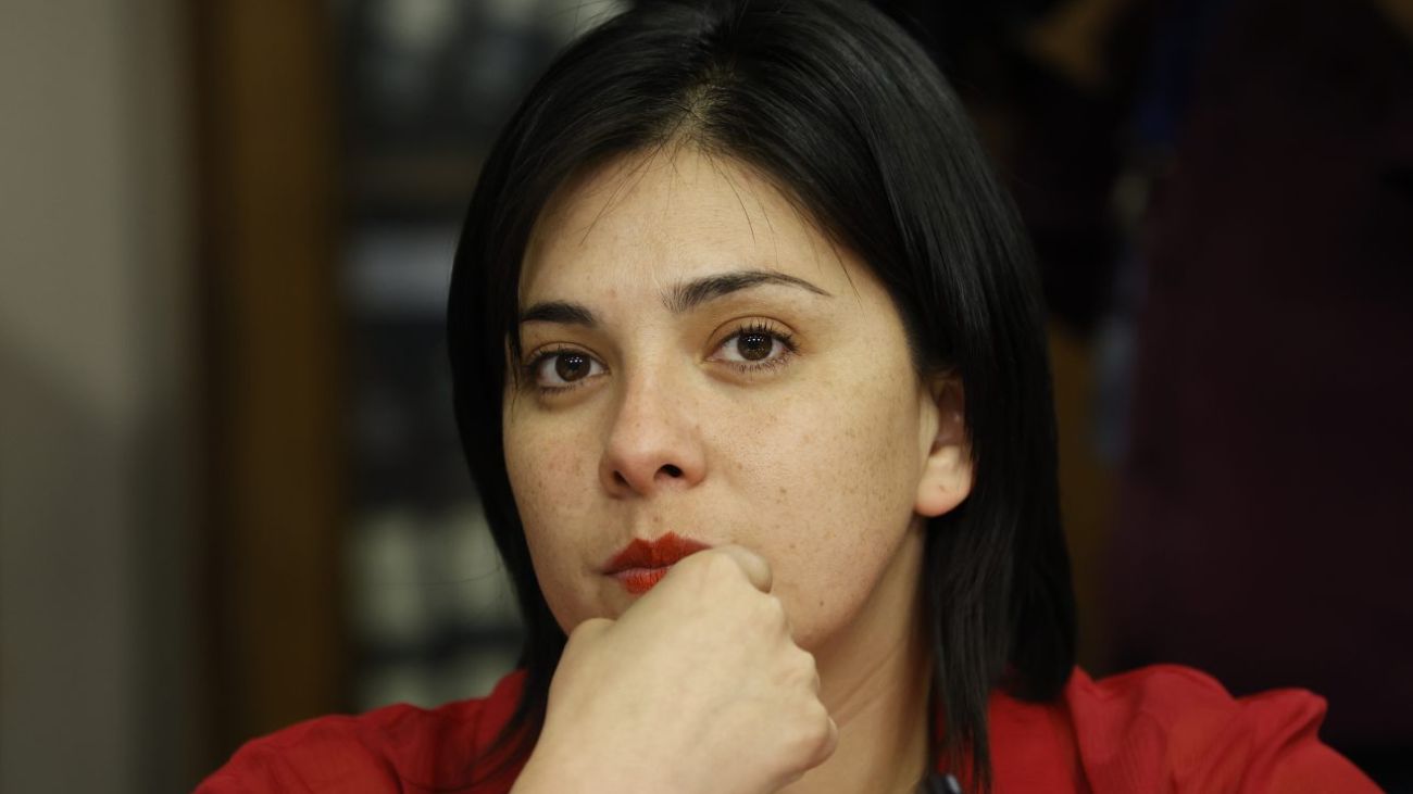 Karol Cariola se declara "tranquila" tras allanamiento en su casa Karol Cariola se declara "tranquila" tras allanamiento en su casa