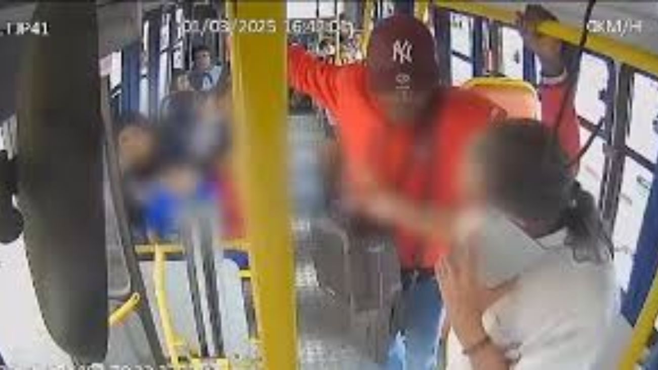 Conductor de micro agredido por pasajero en Antofagasta: video viralizado Conductor de micro agredido por pasajero en Antofagasta: video viralizado