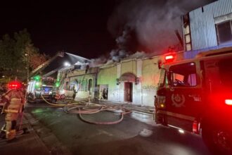Incendio en Santiago: evacuados a salvo, 3 bomberos heridos sin gravedad