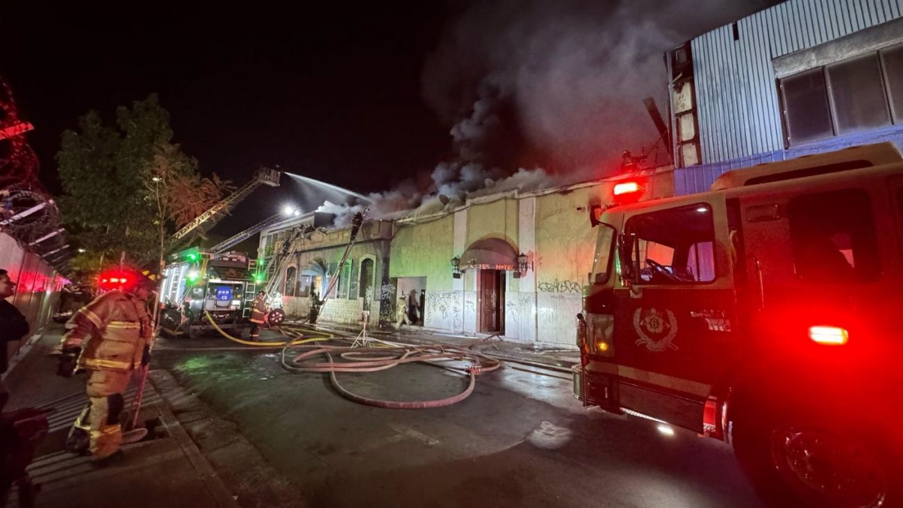 Incendio en Santiago: evacuados a salvo, 3 bomberos heridos sin gravedad