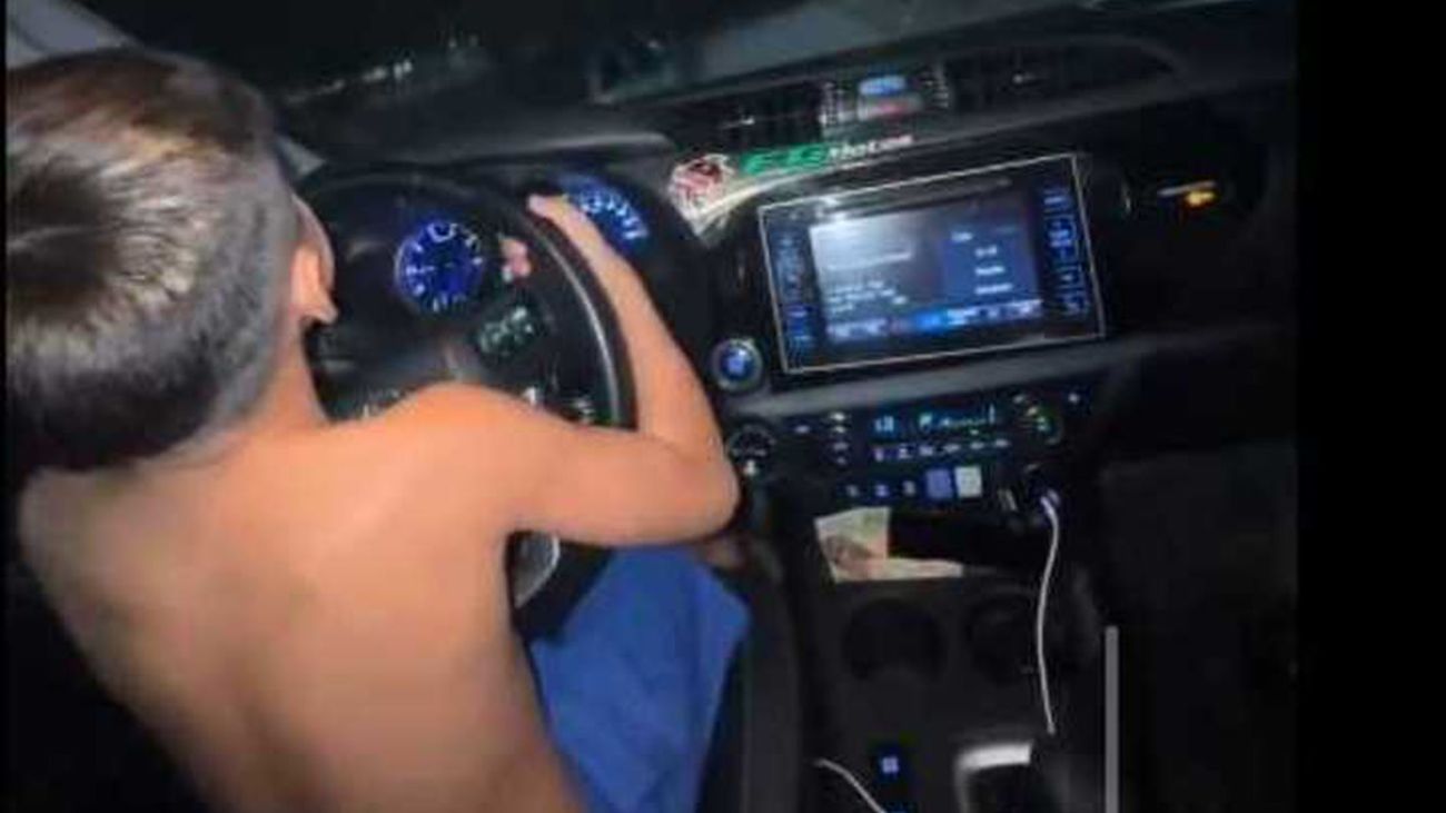 Niño de 7 años conduce auto en Argentina y causa indignación