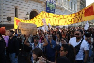 Paro de docentes en Santiago provoca cierre de la mayoría de colegios