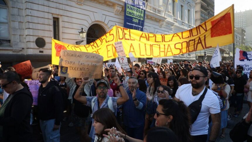 Paro de docentes en Santiago provoca cierre de la mayoría de colegios