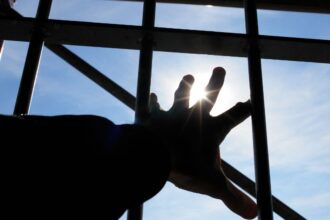 Construcción de "cárceles en el desierto" para combatir delincuencia e inmigración