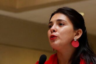 Karol Cariola recibe alta médica y responde a acusaciones judiciales