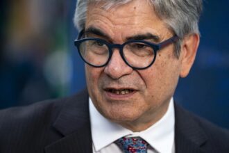 Ministro de Hacienda defiende gestión fiscal ante desvío del déficit