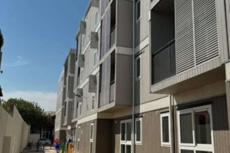 Minvu entrega 60 departamentos sustentables en Lo Espejo: ¿Cuál es su impacto?