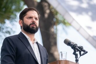 Presidente Boric lanza curso sobre educación del futuro ante "criptofiasco" de Milei