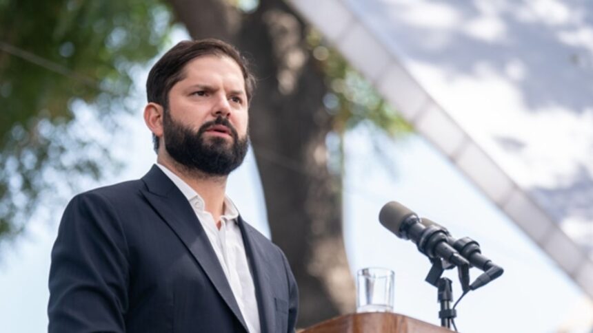 Presidente Boric lanza curso sobre educación del futuro ante "criptofiasco" de Milei