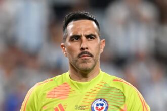 Claudio Bravo: Rumores y rechazos en el fútbol chileno indignan al ex portero