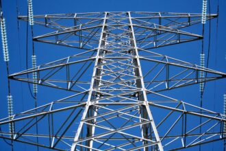 Denuncian a 155 empresas por incumplimiento de normativa eléctrica en Chile