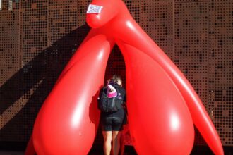Marcha feminista en Santiago y la instalación de un clítoris gigante