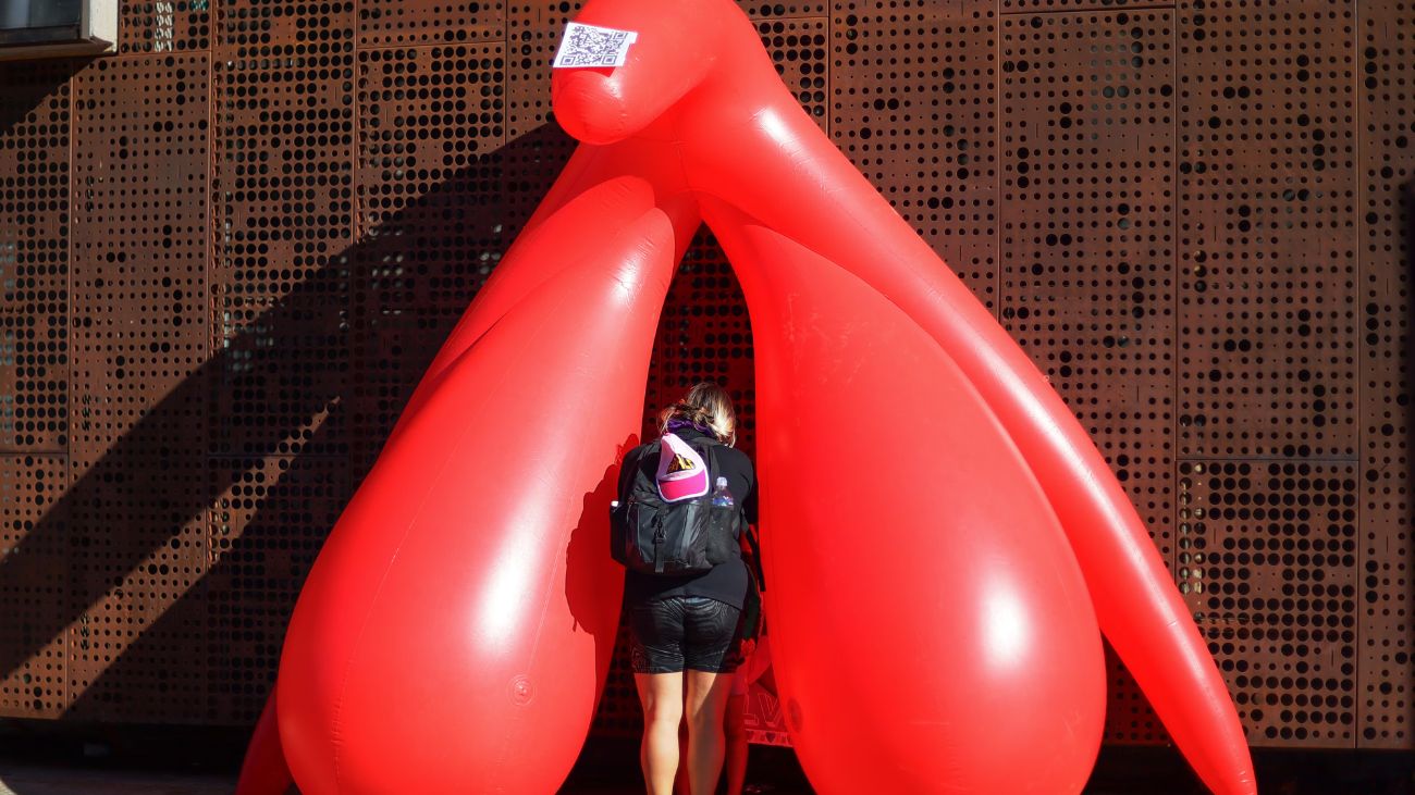 Marcha feminista en Santiago y la instalación de un clítoris gigante Marcha feminista en Santiago y la instalación de un clítoris gigante