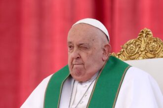 Papa Francisco prosigue tratamientos médicos en hospital tras su ingreso