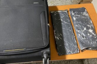 Detienen a mujer en aeropuerto de Santiago con 5 kilos de cocaína