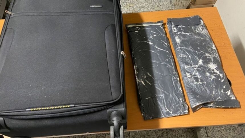 Detienen a mujer en aeropuerto de Santiago con 5 kilos de cocaína