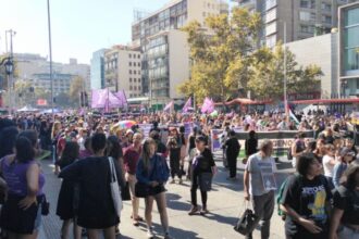 Desórdenes y barricadas en Santiago tras marcha del 8M 2025