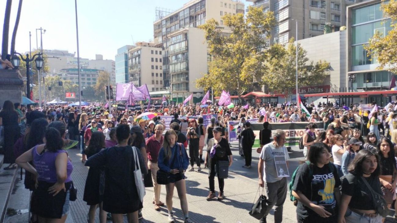 Desórdenes y barricadas en Santiago tras marcha del 8M 2025 Desórdenes y barricadas en Santiago tras marcha del 8M 2025