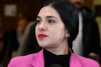 Karol Cariola denuncia violación de derechos durante su parto en Chile