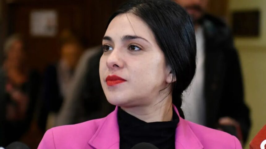 Karol Cariola denuncia violación de derechos durante su parto en Chile