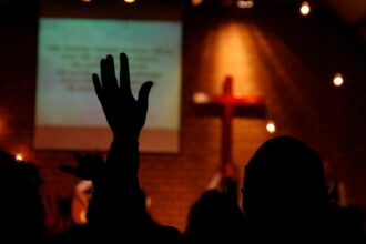Ruidos molestos de iglesia en Santiago Centro afectan descanso dominical