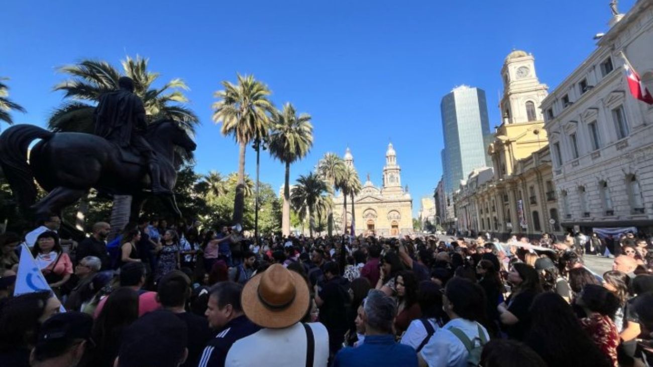 Paro docente en Santiago: Municipio ofrece bonos pendientes con menor monto