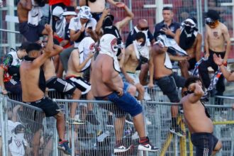 Hincha de Colo Colo cae desde tribuna antes del partido