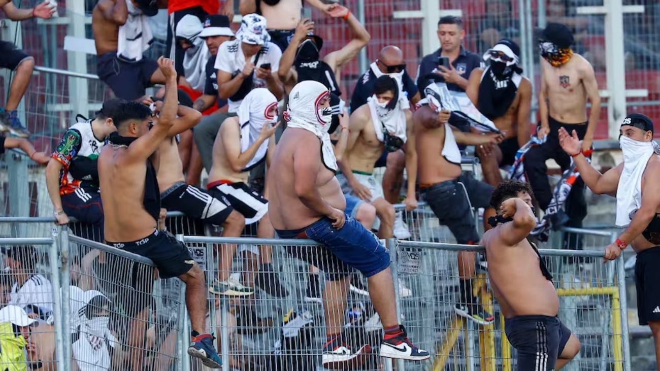 Hincha de Colo Colo cae desde tribuna antes del partido Hincha de Colo Colo cae desde tribuna antes del partido