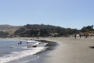 Tragedia en playa El Águila de Iquique: hombre fallece pescando
