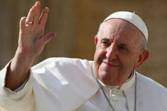 Papa Francisco muestra mejoría tras 3 semanas hospitalizado por neumonía