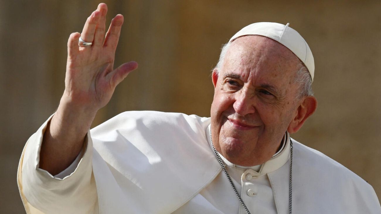 Papa Francisco muestra mejoría tras 3 semanas hospitalizado por neumonía Papa Francisco muestra mejoría tras 3 semanas hospitalizado por neumonía