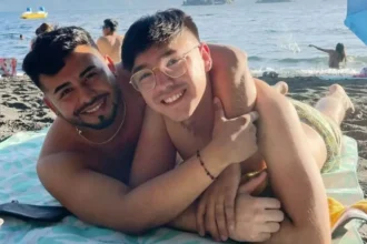 Emotiva propuesta en parapente: Hernán y Cristopher celebran compromiso en Chile