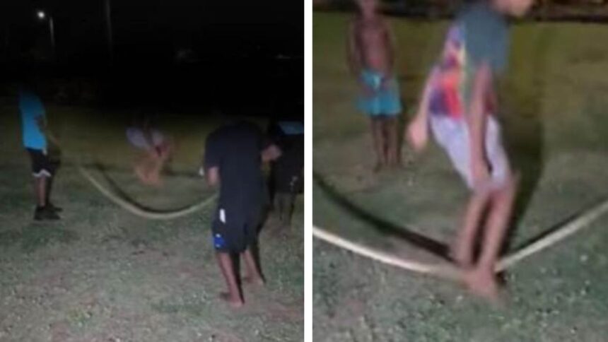 Investigan abuso animal: niños usan pitón como cuerda para saltar