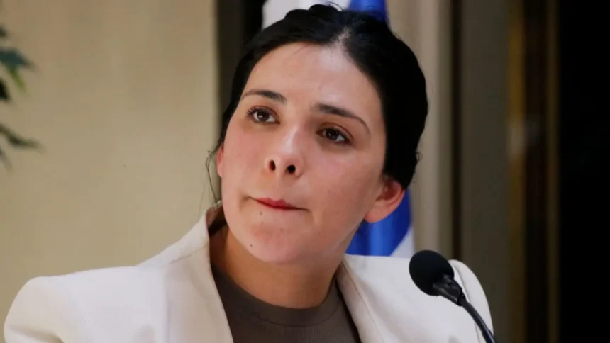 Karol Cariola vota en su propia censura por tráfico de influencias