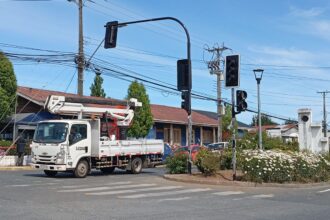 Chonchi implementa semáforos inteligentes para mejorar la movilidad urbana