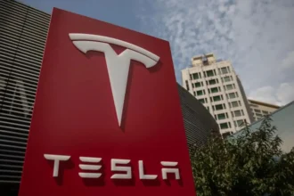 Tesla se acerca a los 200 dólares en nueva caída bursátil
