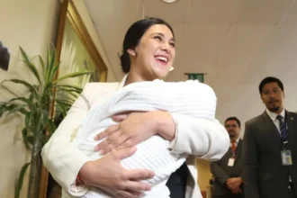 Karol Cariola lleva a su bebé a sesión parlamentaria: opiniones divididas