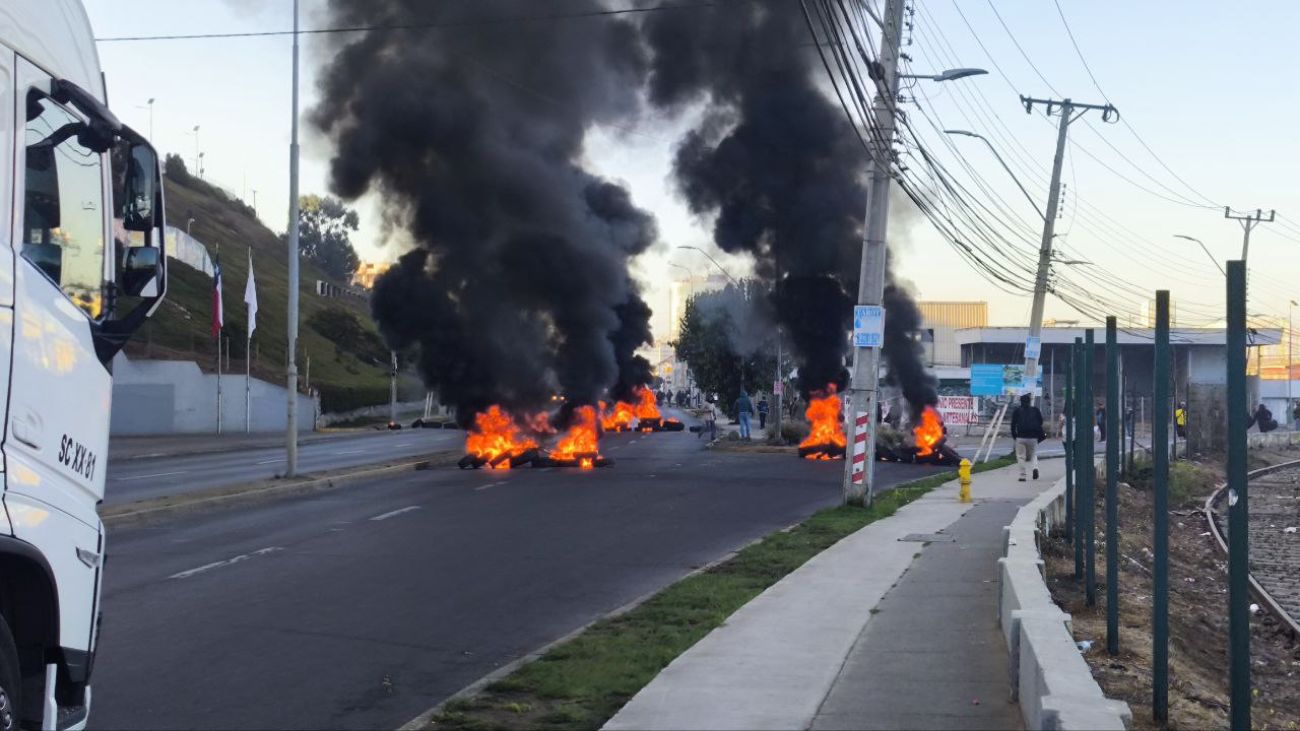 Disturbios en Valparaíso: Grupo saquea local en San Antonio sin heridos