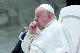 Papa Francisco se recupera en hospital de Roma tras neumonía