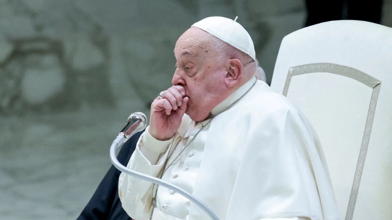 Papa Francisco se recupera en hospital de Roma tras neumonía